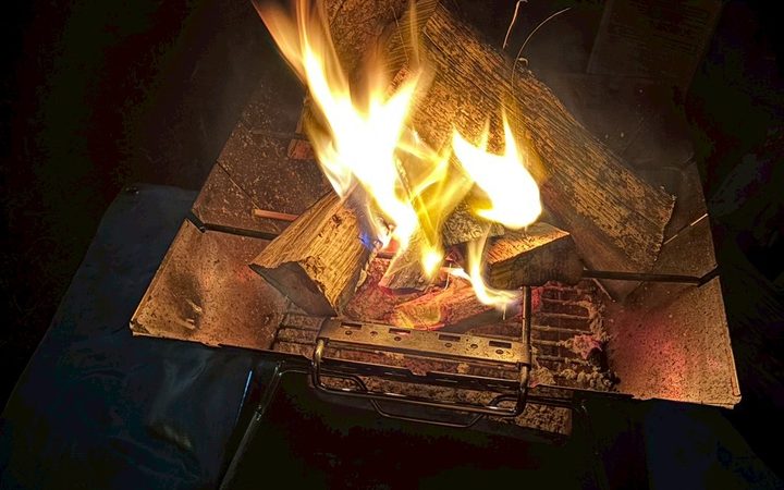 夜の焚き火、ただ火を見る