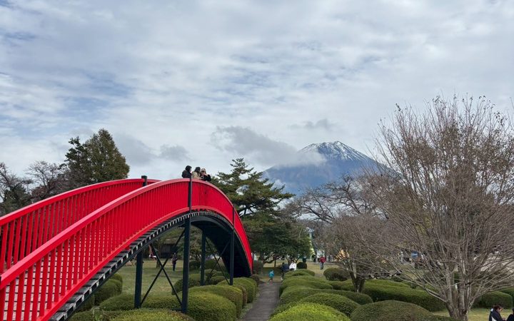 赤い橋越しの富士山、雲の隙間から