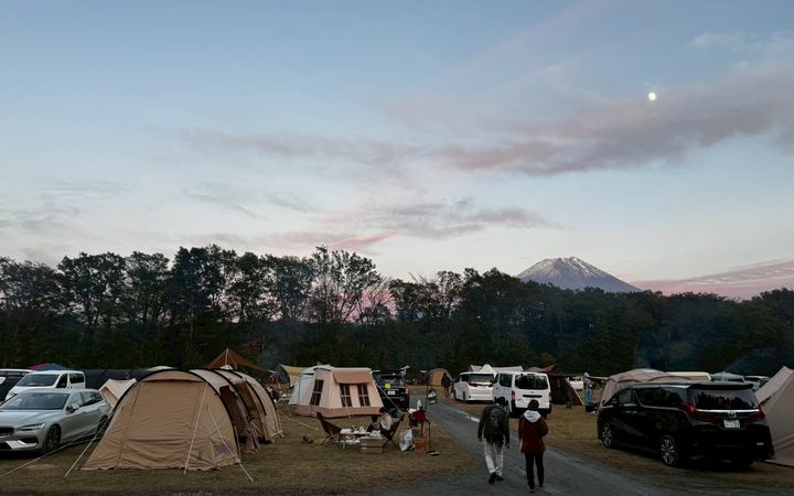 夕方のキャンプ場と富士山