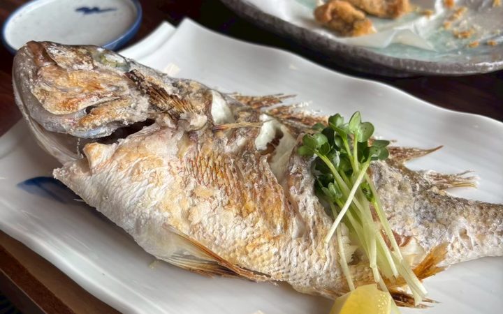 夕食の焼き魚、釣ったばかりの鯛