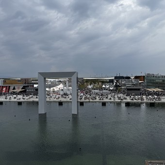 水鏡に立つ白いフレームと雲
