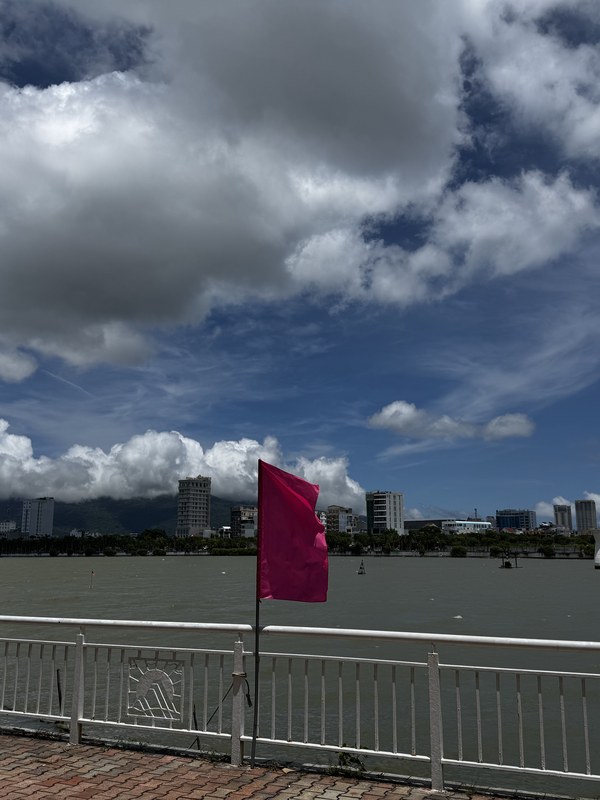 旅先の青空と街、ピンクの旗