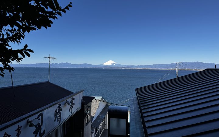 見晴亭から、海越しの富士山