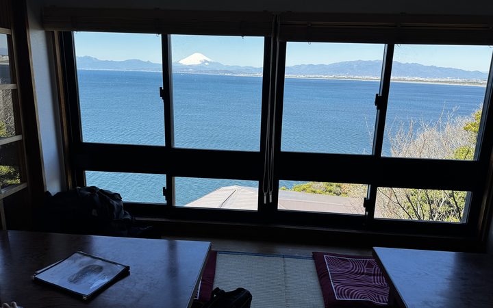 伊豆東海岸からの海越しの富士山