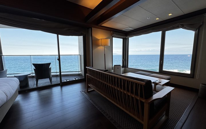 宿の部屋、海が両面に見える間取り
