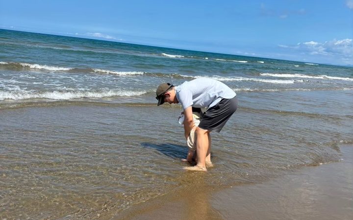 千里浜なぎさドライブウェイで、砂浜を歩く