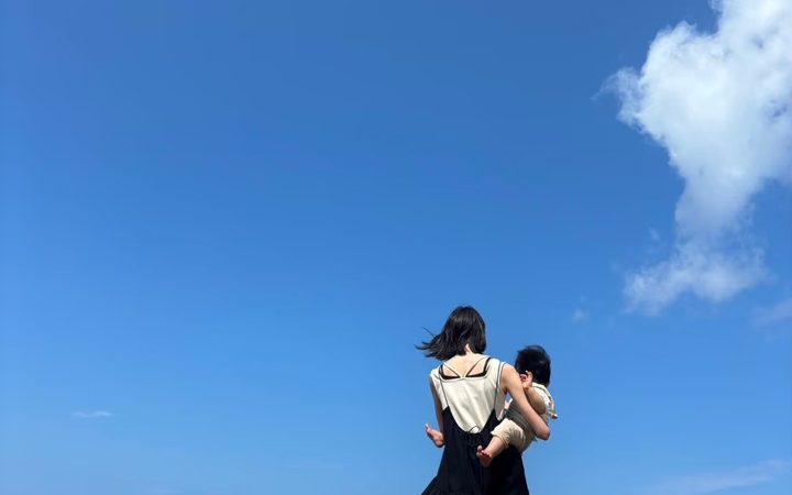 千里浜の青空、子供を抱いた妻のシルエット