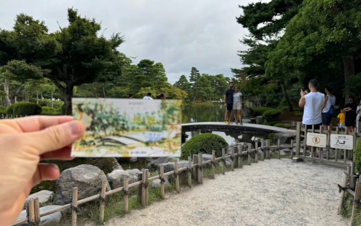 兼六園の徽軫灯籠と橋を絵葉書と重ねる