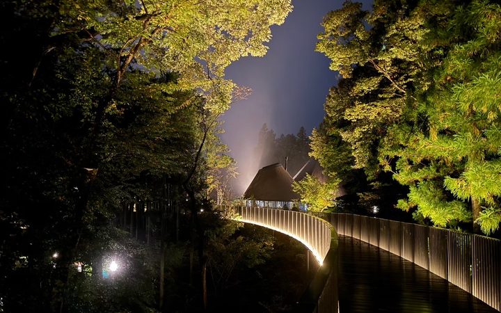 夜のベンチで、池を見ながら会議