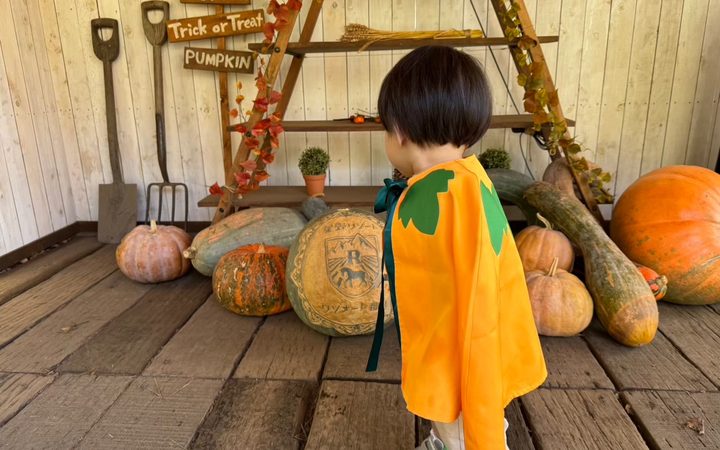 リゾナーレのハロウィン装飾の前で子供
