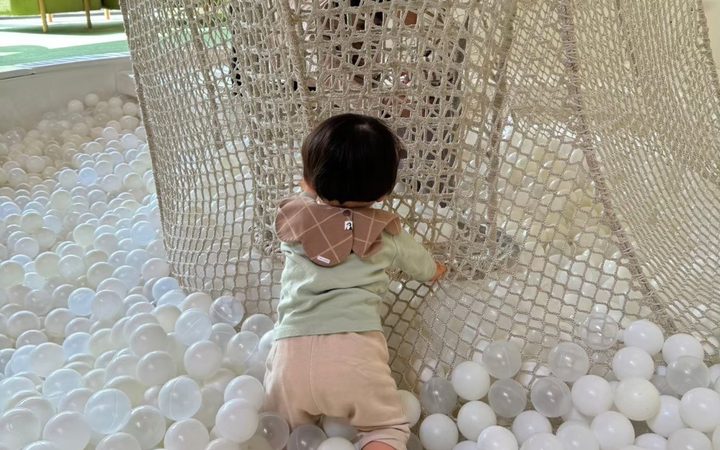 リゾナーレ那須の屋内ボールプールで遊ぶ子供