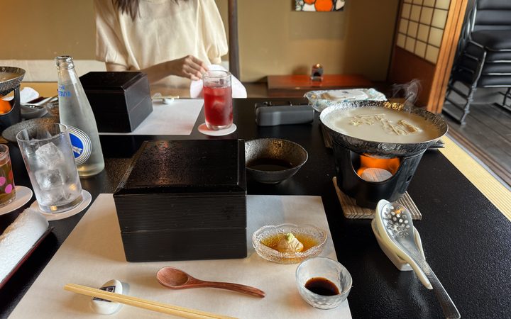 川床のテーブル、お重と懐石