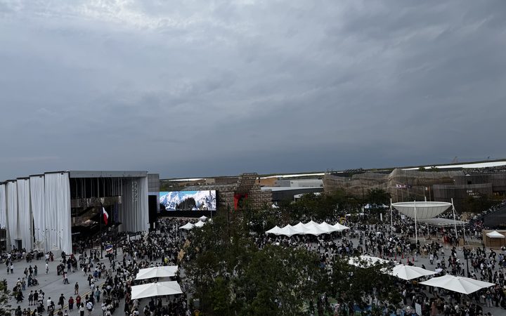 夕暮れの万博会場、人混みと曇り空