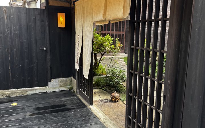 京都の和風玄関、暖簾と石灯篭