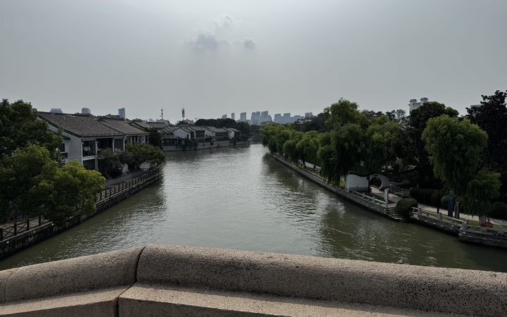 運河と船、古い街並み