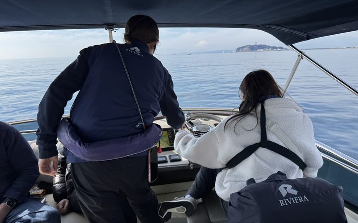 クルーザー出航、海の上の景色